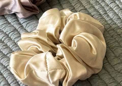 Wink Silk Voile contoured silk eye mask and Soie silk scrunchie in Coy