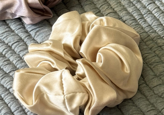 Wink Silk Voile contoured silk eye mask and Soie silk scrunchie in Coy
